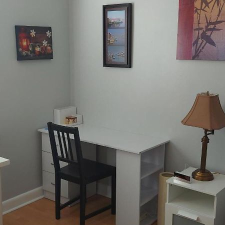High Park Single Room With Personal Washroom And Kitchen Торонто Екстериор снимка