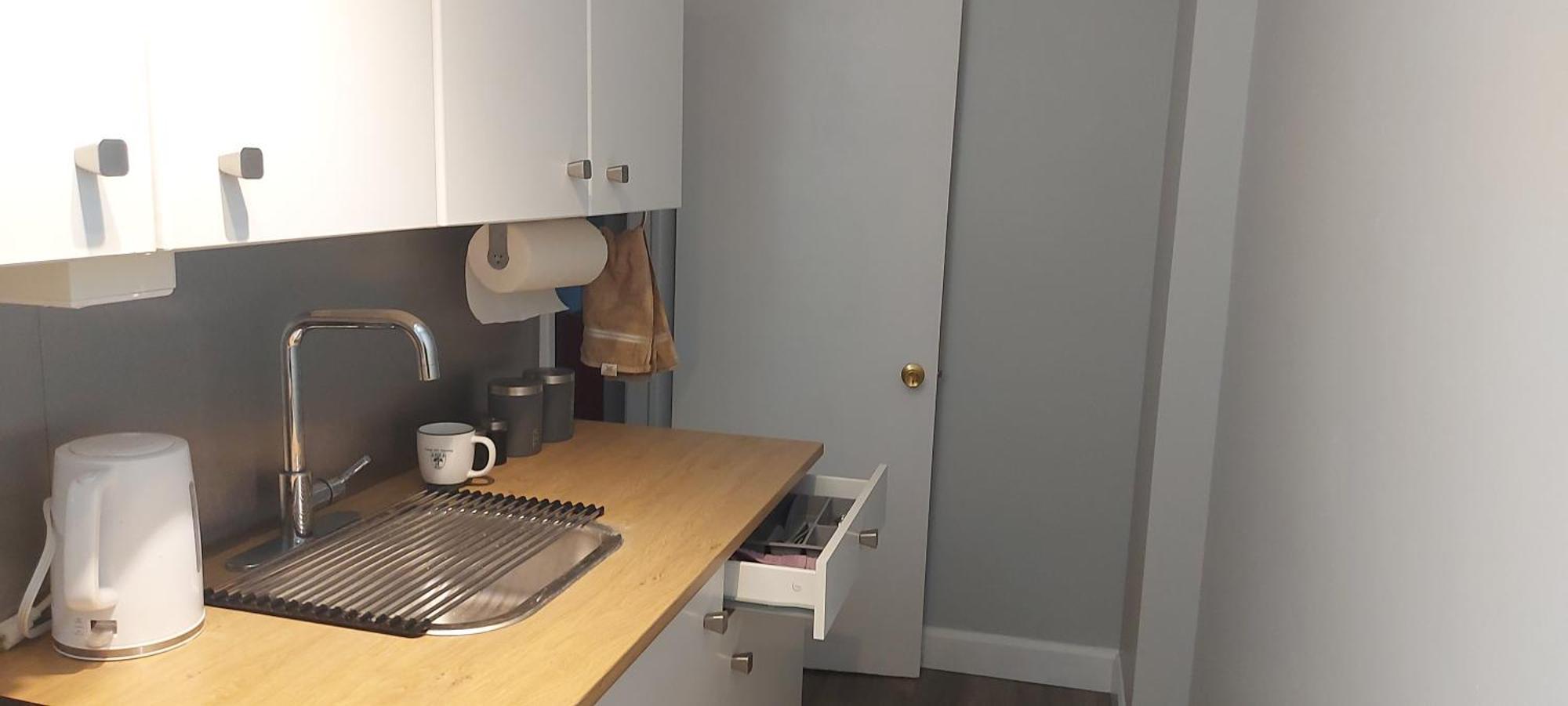 High Park Single Room With Personal Washroom And Kitchen Торонто Екстериор снимка