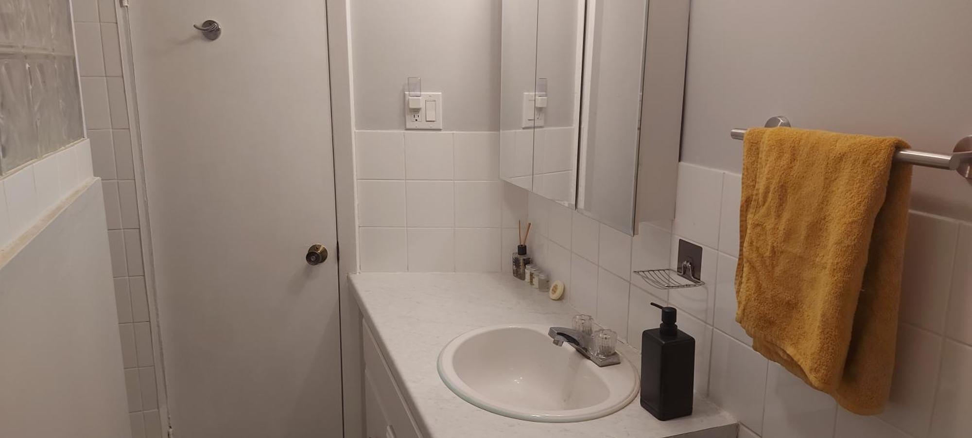 High Park Single Room With Personal Washroom And Kitchen Торонто Екстериор снимка