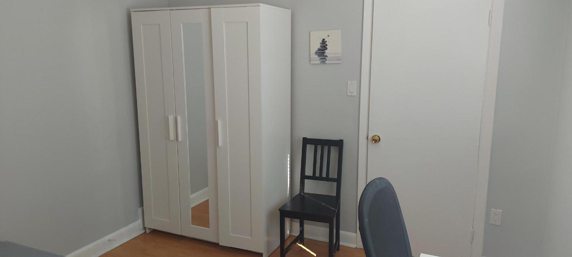 High Park Single Room With Personal Washroom And Kitchen Торонто Екстериор снимка