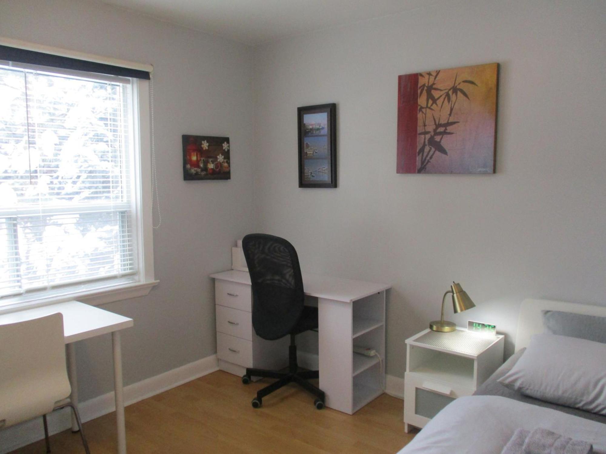 High Park Single Room With Personal Washroom And Kitchen Торонто Екстериор снимка