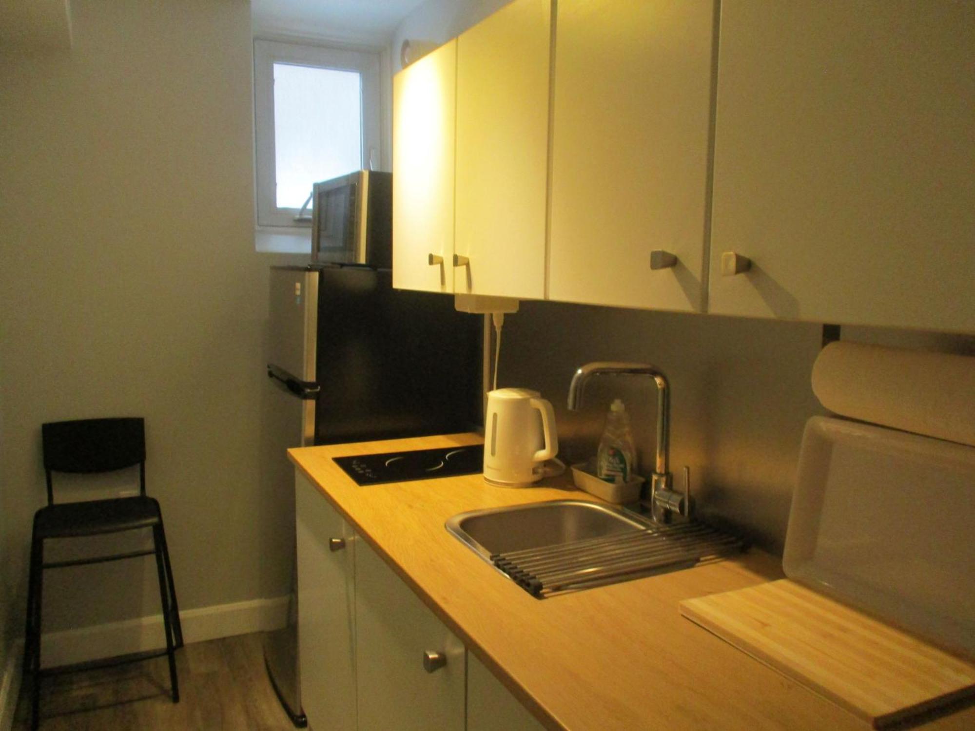High Park Single Room With Personal Washroom And Kitchen Торонто Екстериор снимка