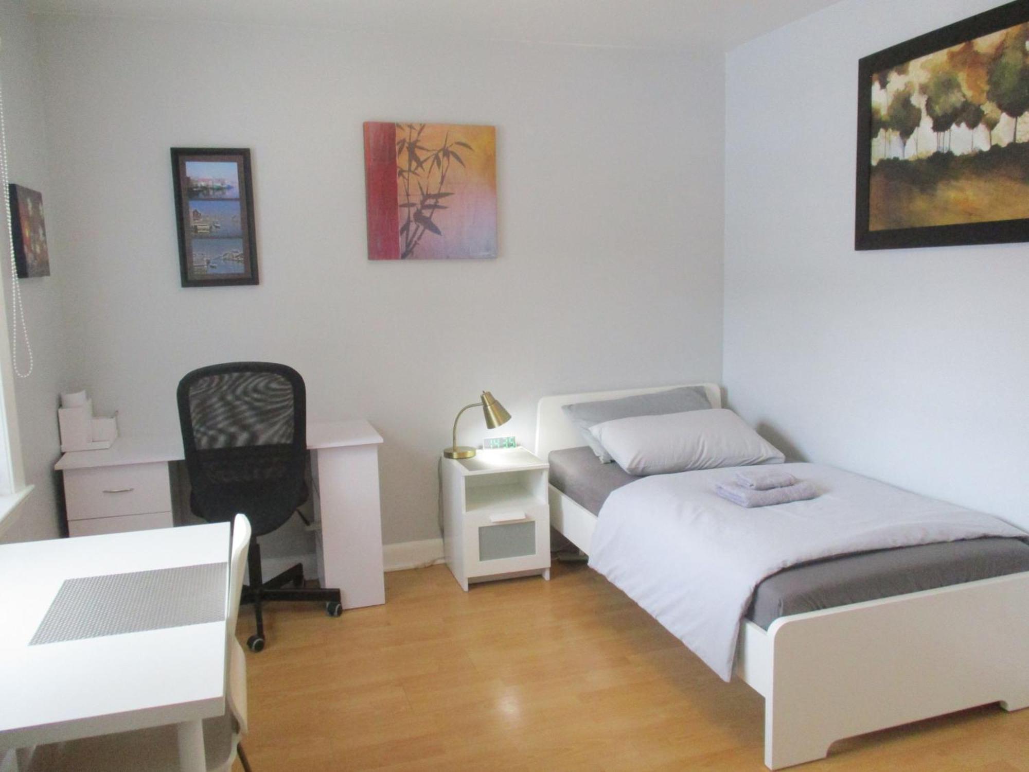 High Park Single Room With Personal Washroom And Kitchen Торонто Екстериор снимка
